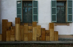 Stützmauer aus Holz – Anleitung – Wie eine einfache Stützmauer aus Holz geplant und aufgebaut wird