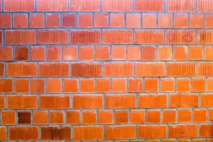 Wie bekomme ich Tapete am besten ab? Mit diesen Methoden lassen sich alte Tapeten leichter von der Wand lösen